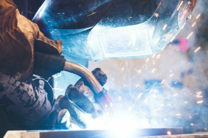 El Viaje del Acero: Una Narrativa de Transformación Química en la Soldadura MAG